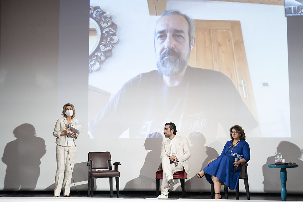 Da sinistra Tiziana Ferrario, Fariborz Kamkari, Laura Silvia Battaglia. In collegamento:​ Simone Pieranni​